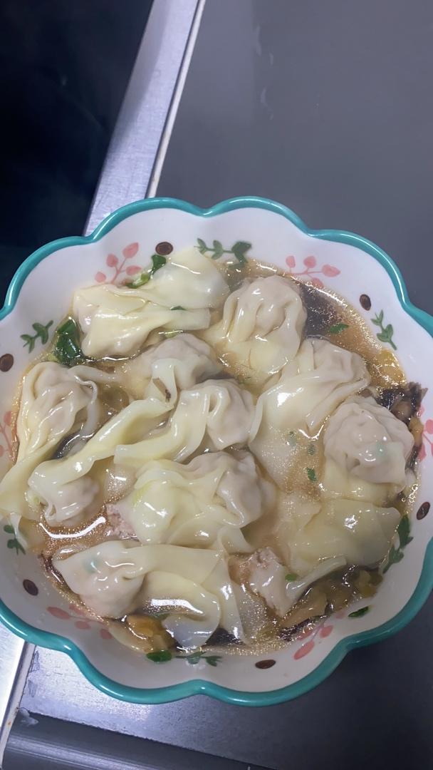 不吃辣椒的鲨鱼辣椒做的鲜肉小馄饨