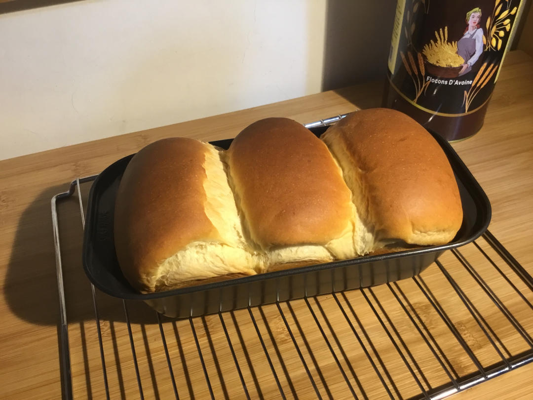 两条超级软的甜甜吐司