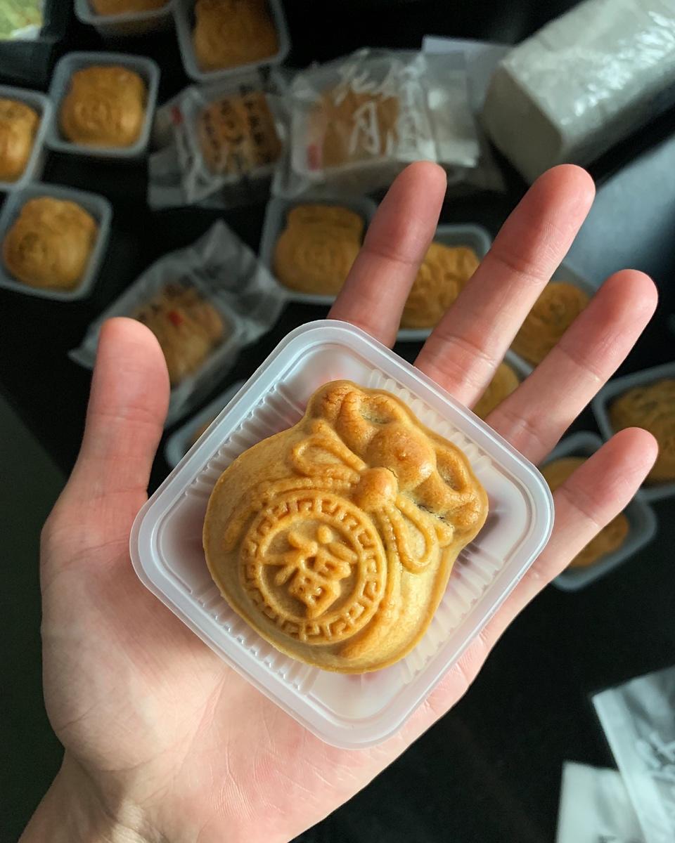 广式月饼—蛋黄莲蓉月饼