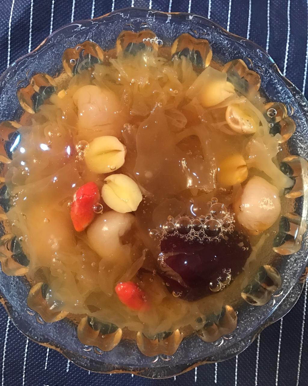 桂圆红枣银耳莲子羹