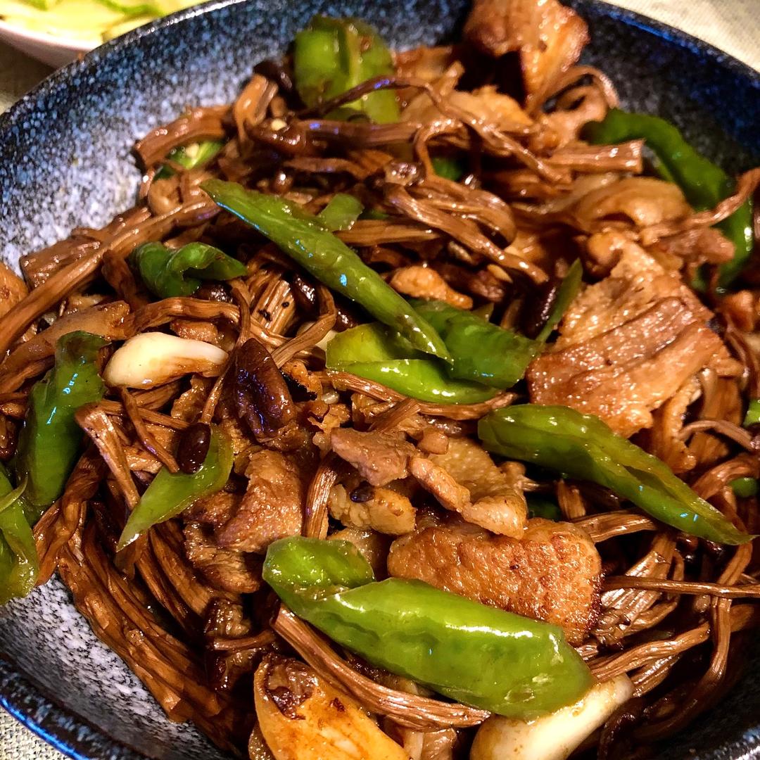 茶树菇炒肉，装在盘子里的干锅茶树菇的做法
