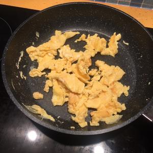 番茄巴沙鱼鸡蛋汤（内含魔芋丝）的做法 步骤3