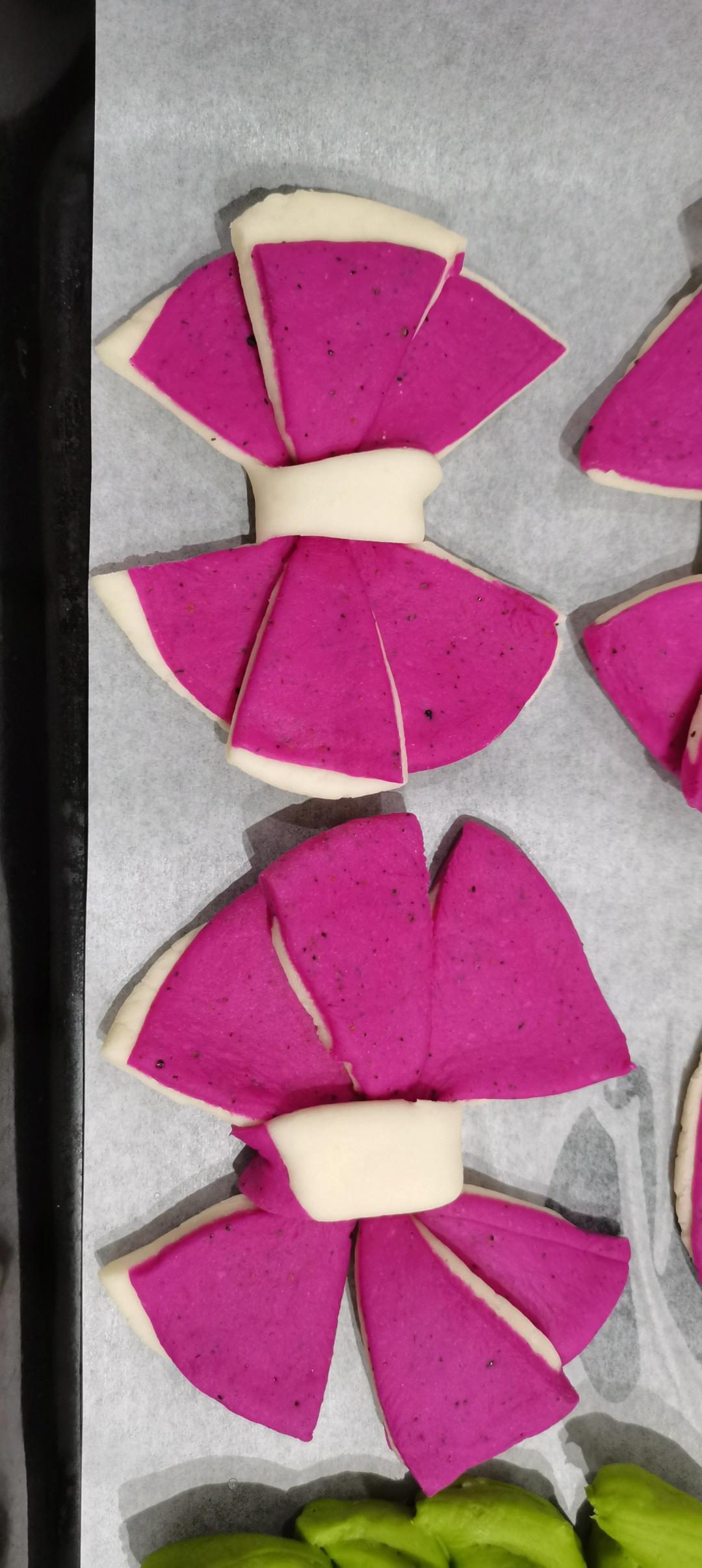 火龙果汁做馒头，蒸过不褪色，颜色粉嫩超可爱，口感暄软味道好