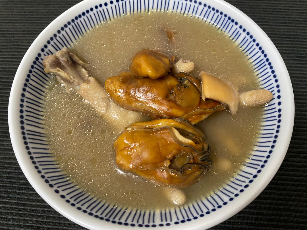 金蚝墨鱼煲鸡脚汤的做法