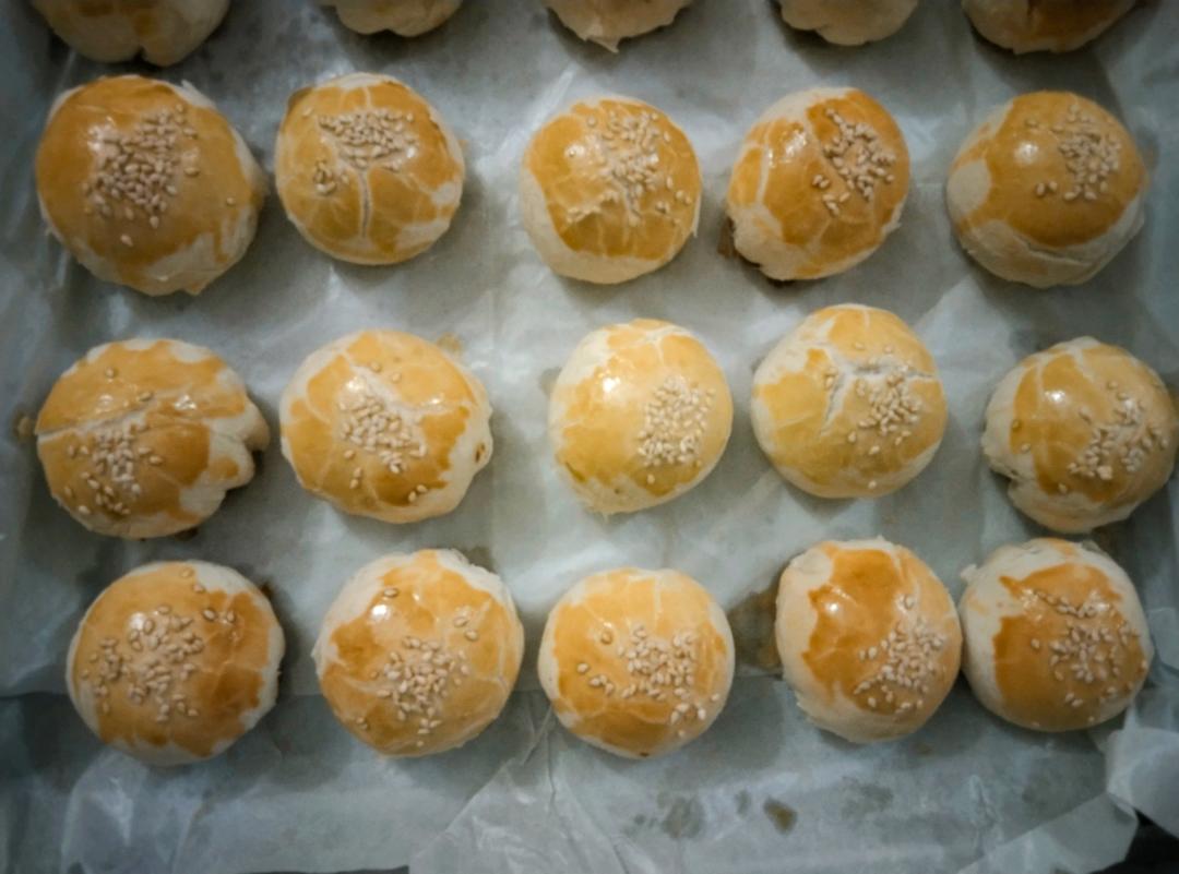 快到中秋了，最爱现烤现吃榨菜鲜肉月饼，酥皮又薄又脆、肉馅大，榨菜分明可见，好方子一起分享～