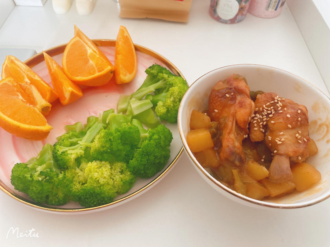 鸡腿炖土豆 上桌秒空盘 汤都喝干了！