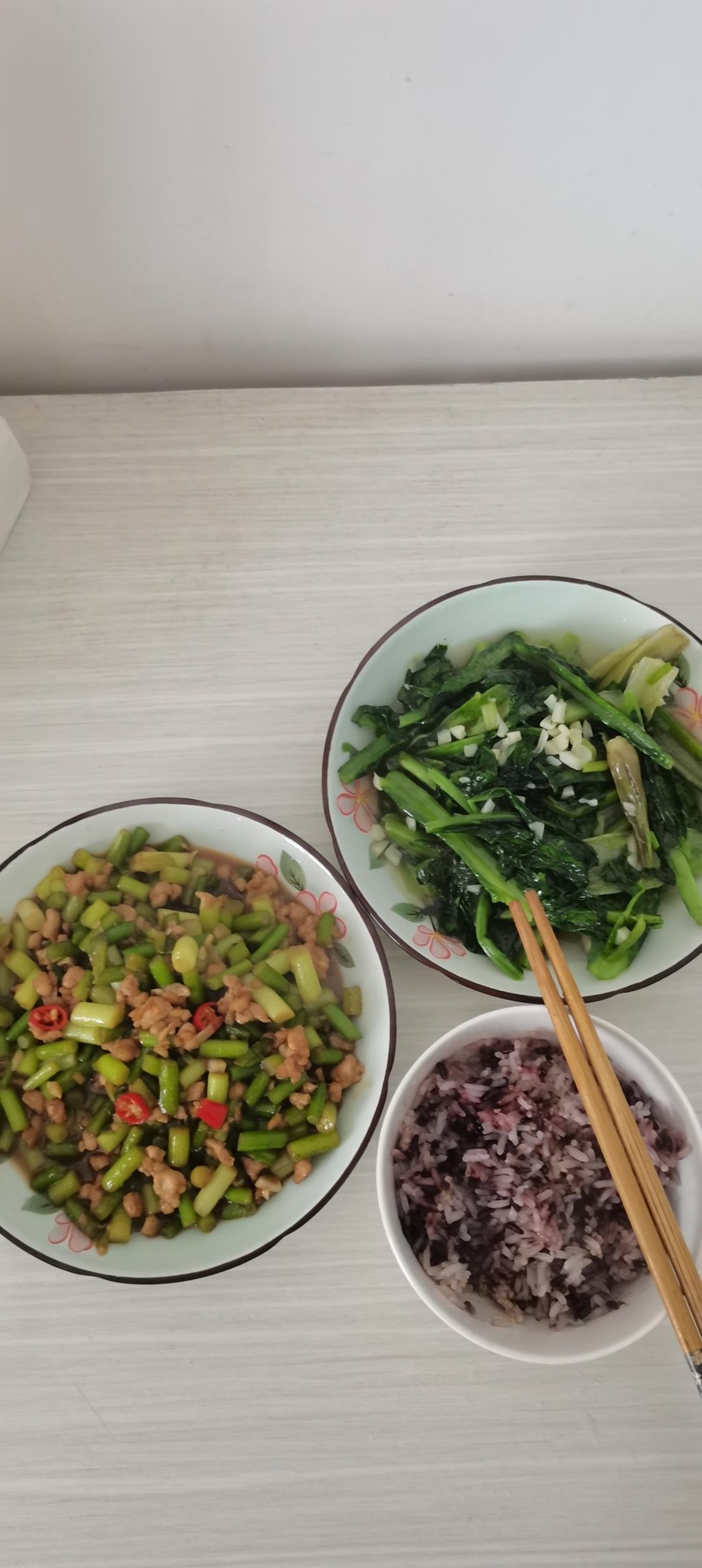 蒜苔炒肉末，三碗米饭都不够吃