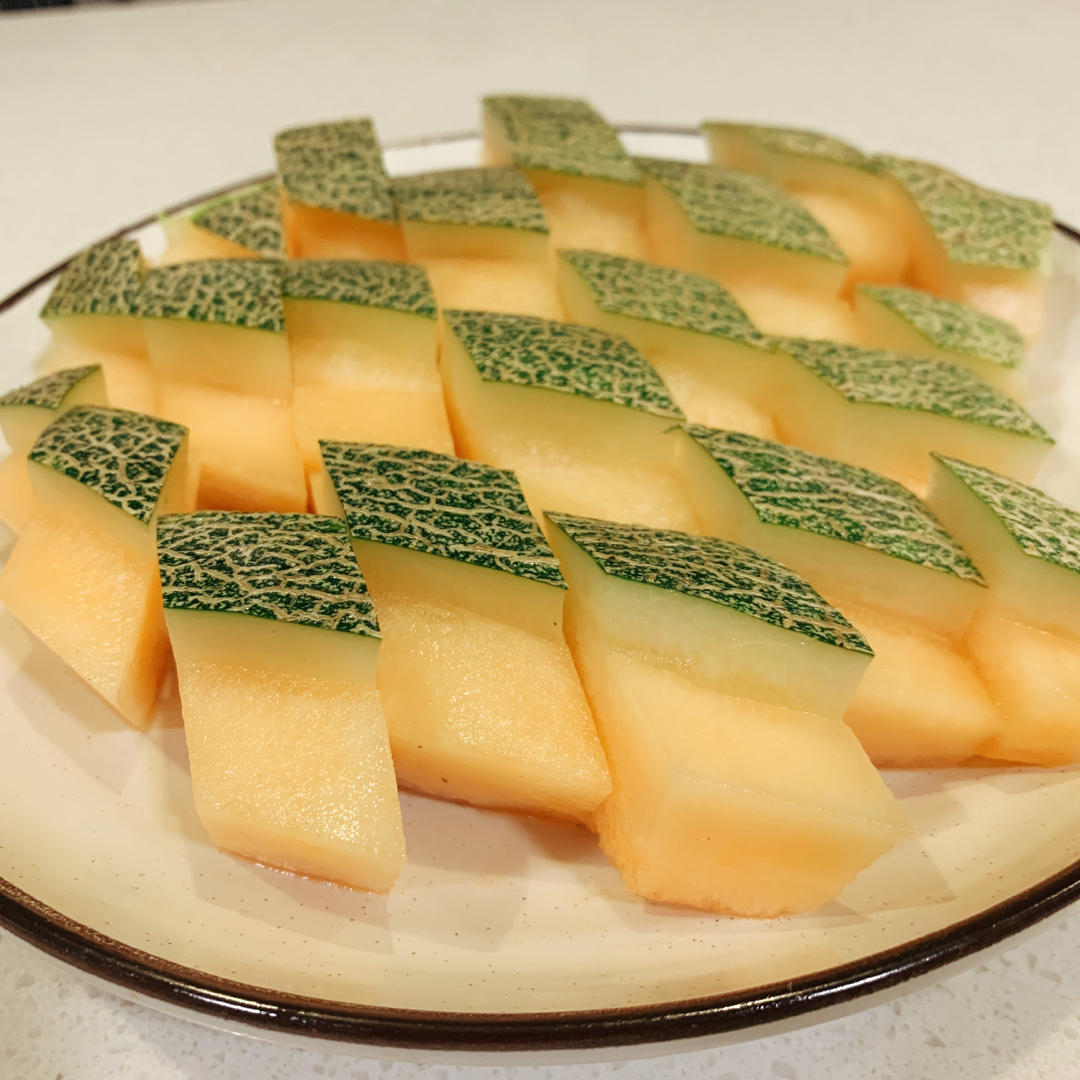 恋丁女做的哈密瓜的两种切法