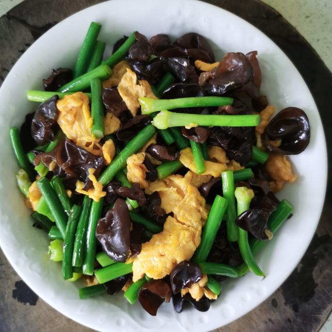 鸡蛋木耳炒蒜苔