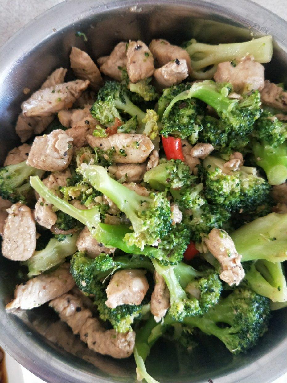 鸡胸肉炒西兰花