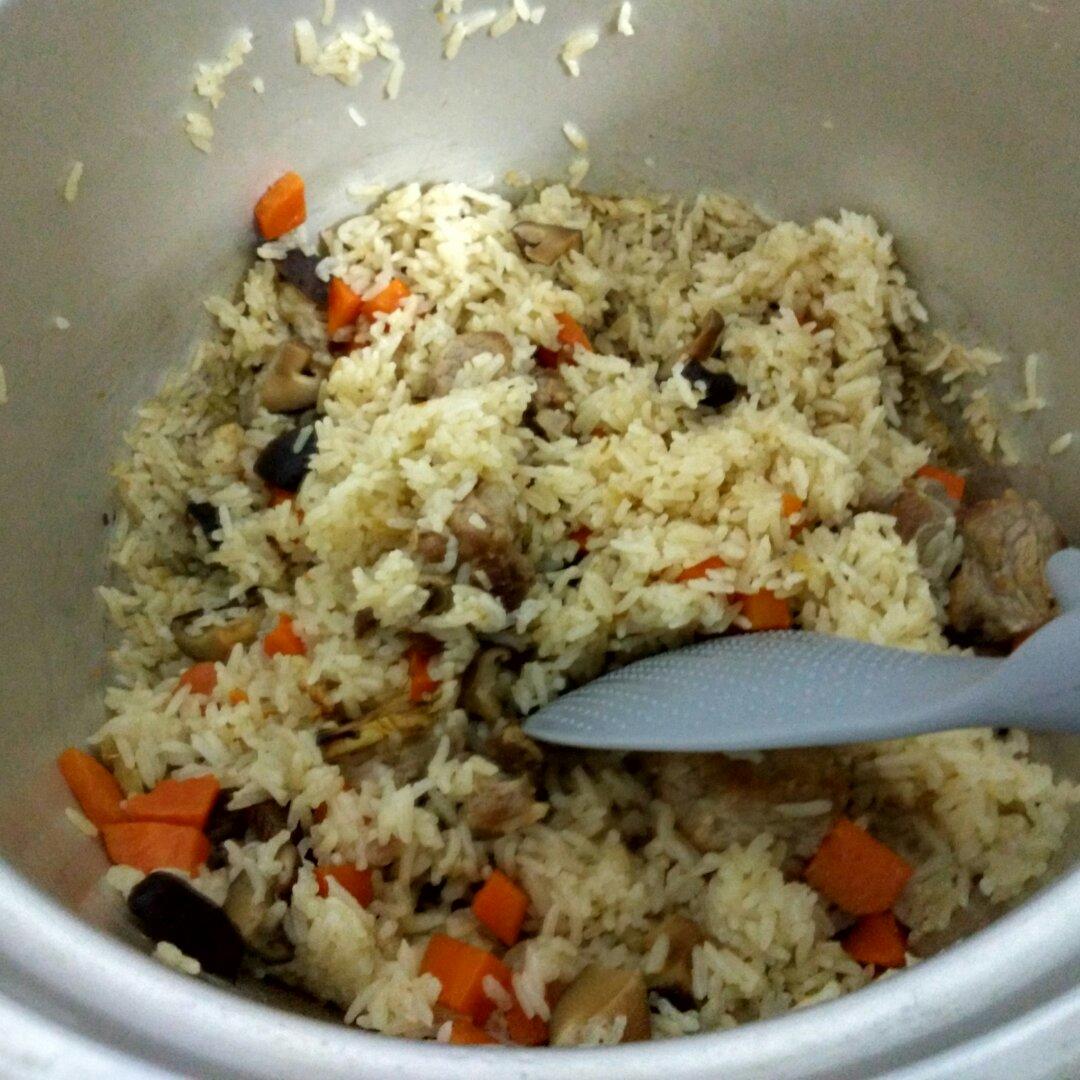 喷香排骨焖饭（爆好吃）