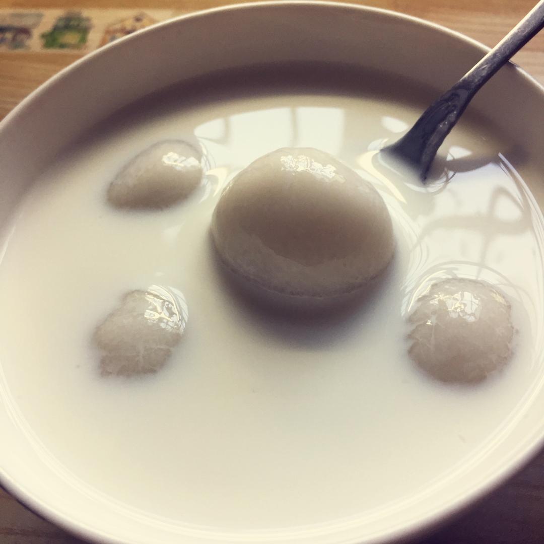 萱草味草莓做的牛奶汤圆