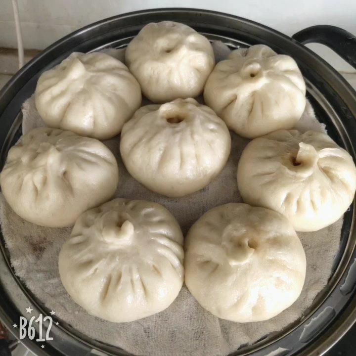 松软多汁的肉包子