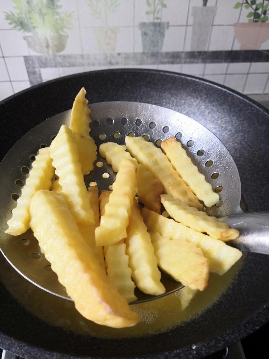 不用冰冻的薯条🍟的做法 步骤7