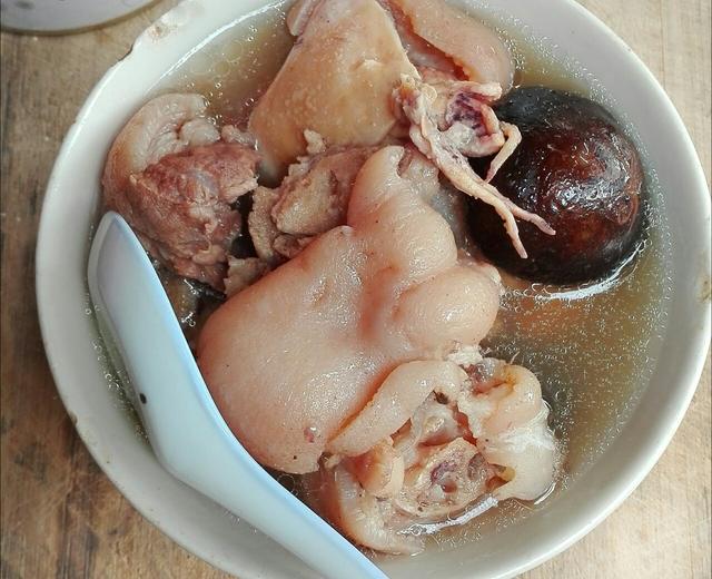 猪蹄墨鱼干香菇汤的做法