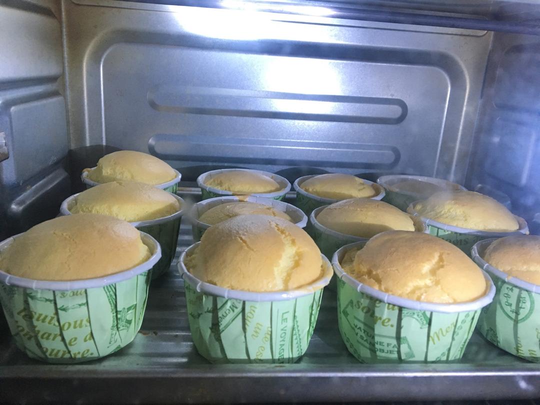 软绵绵的纸杯蛋糕