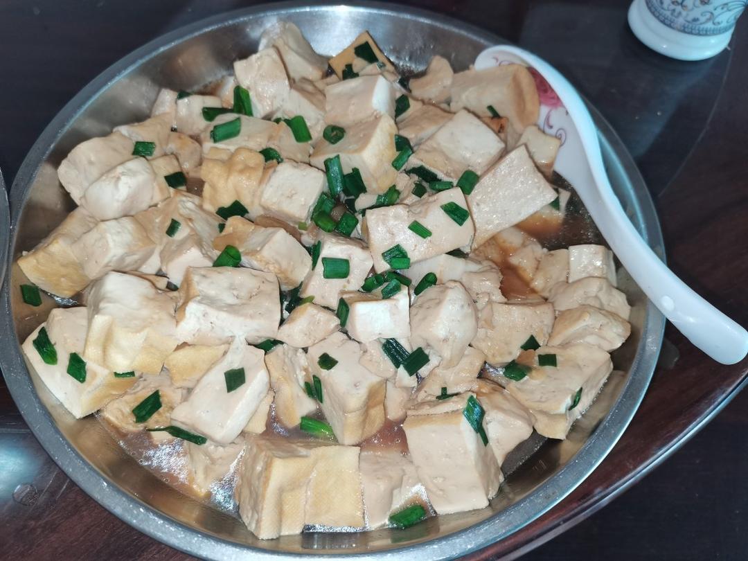 不放肉也超下饭的葱焖豆腐