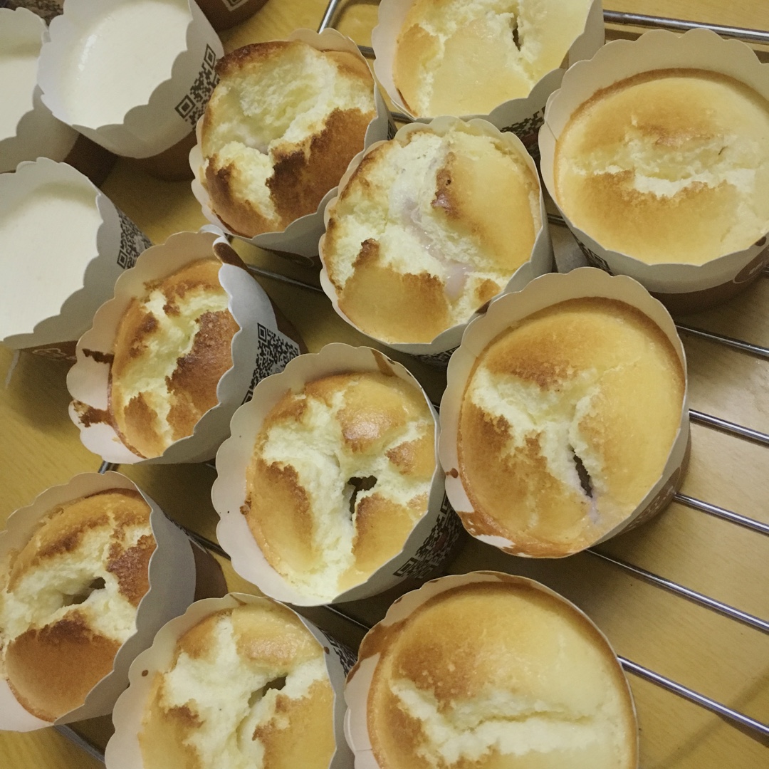 软绵绵的纸杯蛋糕