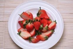 桂花百合草莓的做法 步骤1
