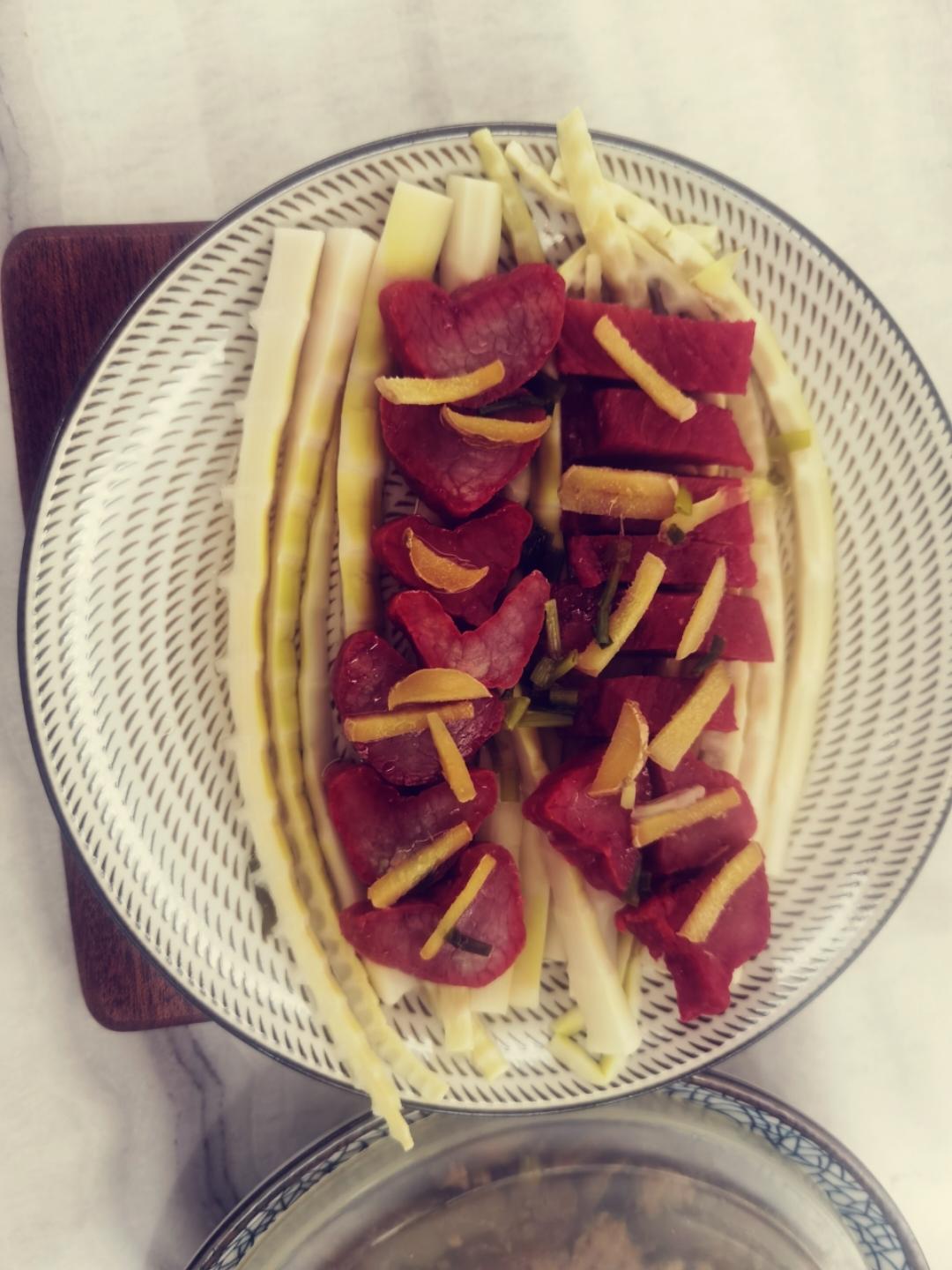 清蒸春笋土豆腊鸡腿