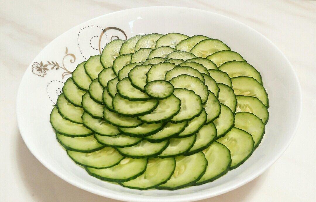 鱼儿妈私房菜分享作品摆盘#摆盘##午餐612018年10月13日#凉拌黄瓜