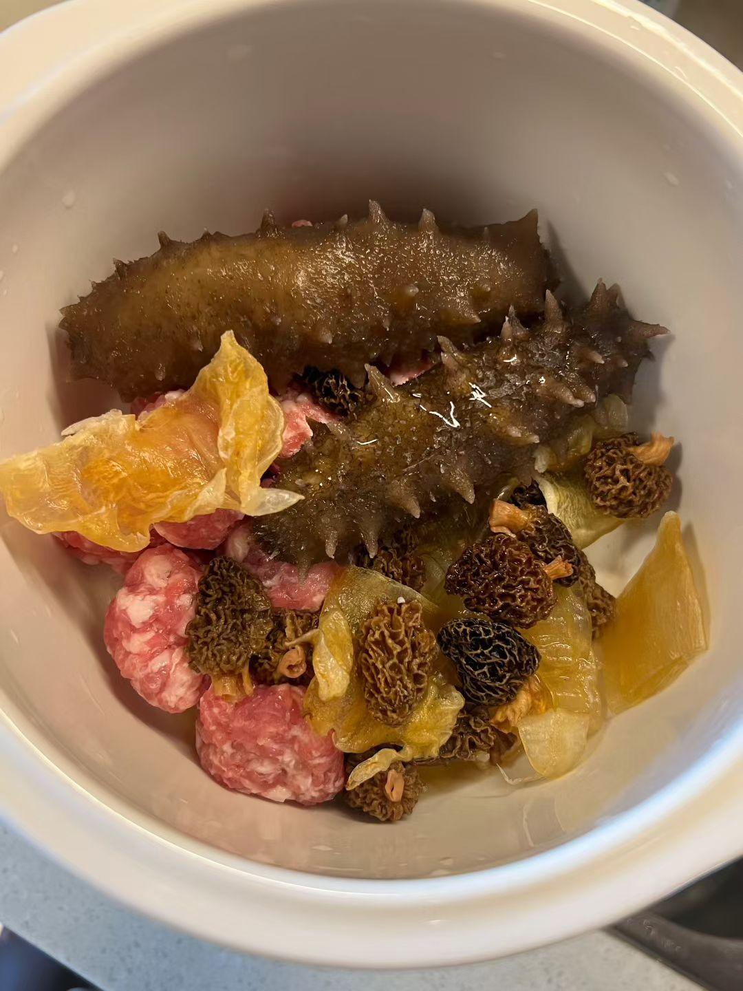 海参羊肚菌鱼胶排骨汤