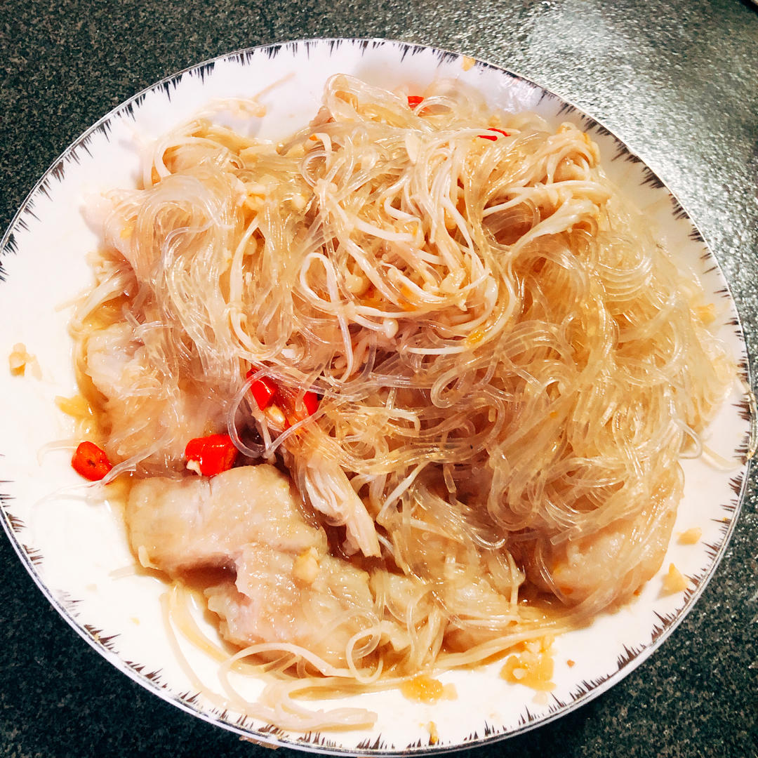 15分钟搞定【蒜蓉粉丝蒸龙利鱼】，入夏前多吃它准能瘦！