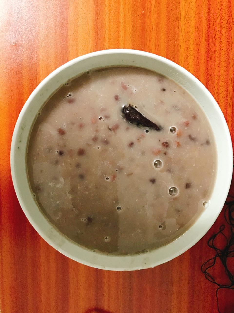 红枣红豆薏仁牛奶粥