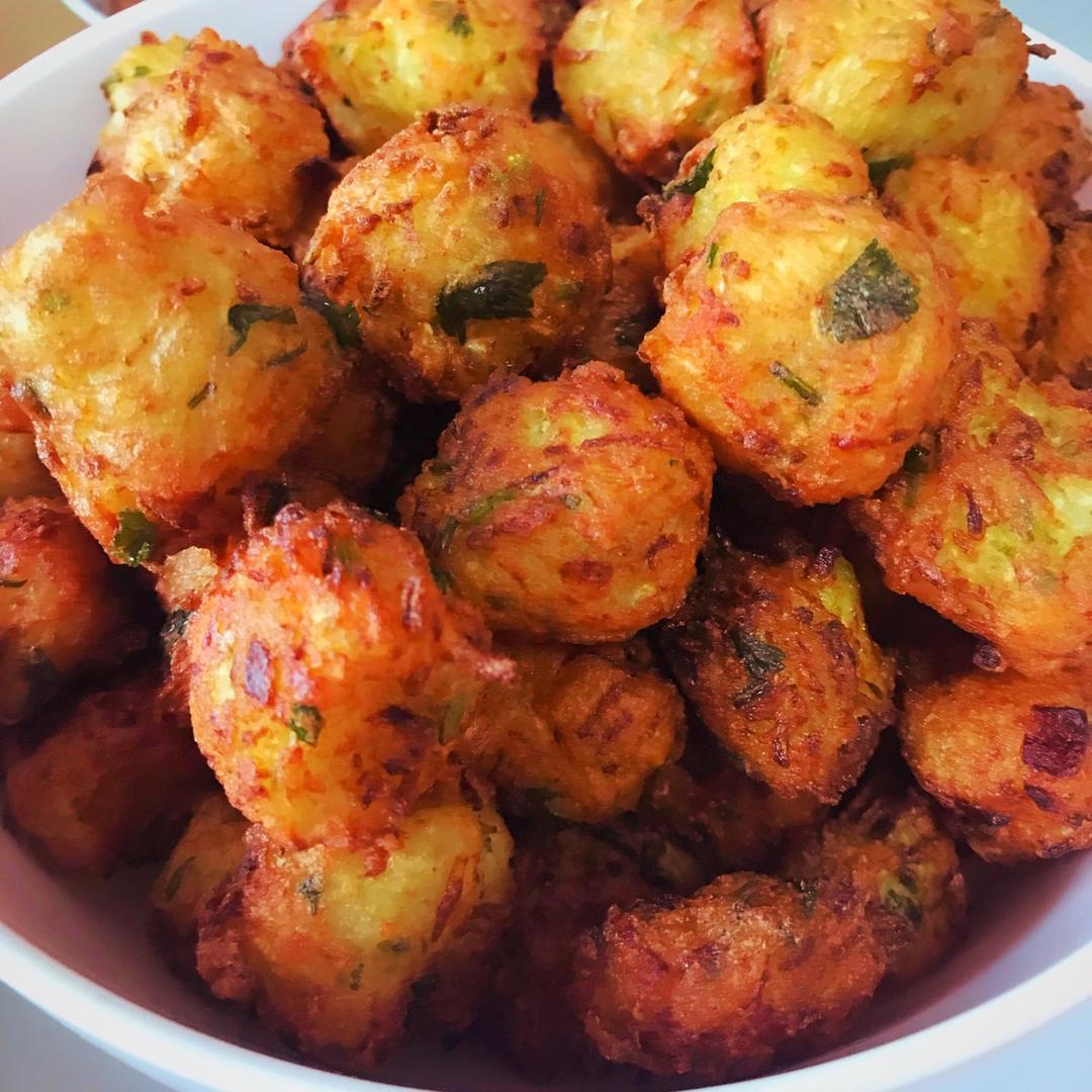 周周假装是大厨做的炸萝卜豆腐丸子