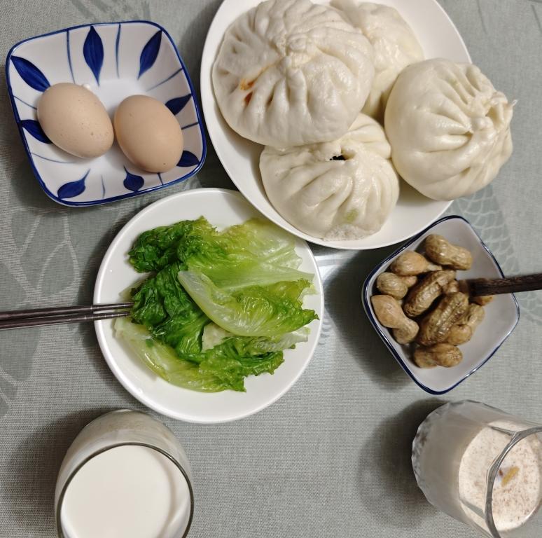 松软的素馅包子