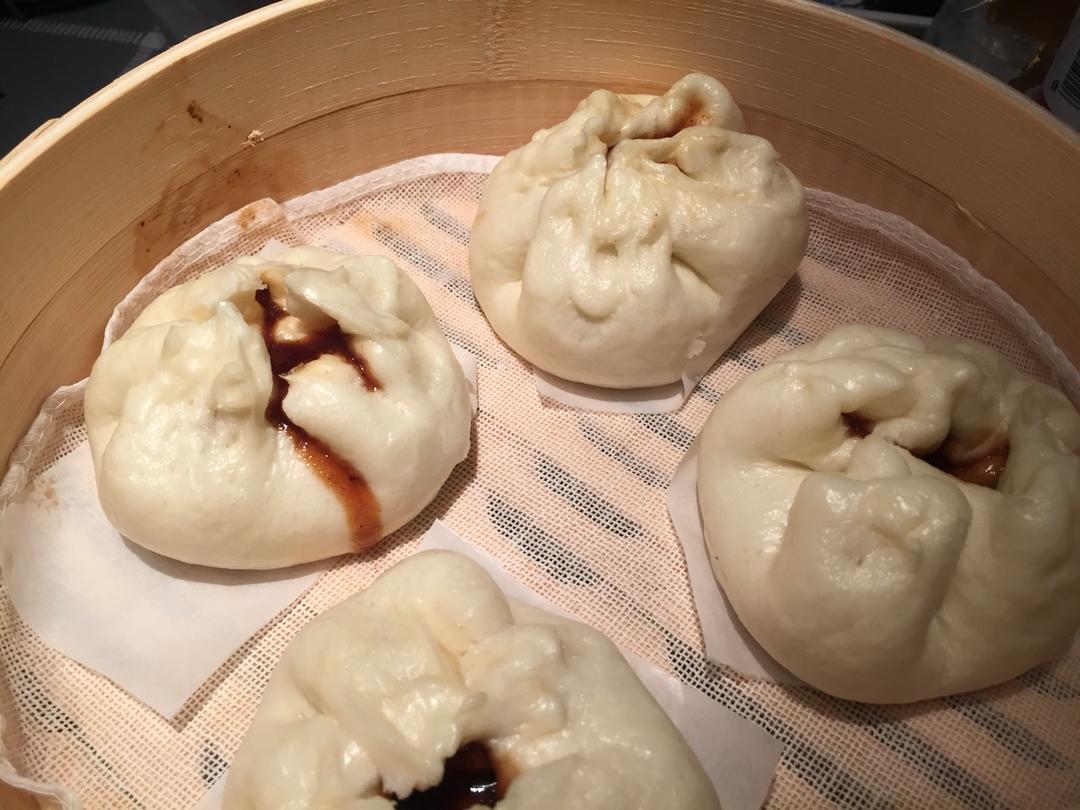 云朵般松软爆浆蜜汁叉烧包