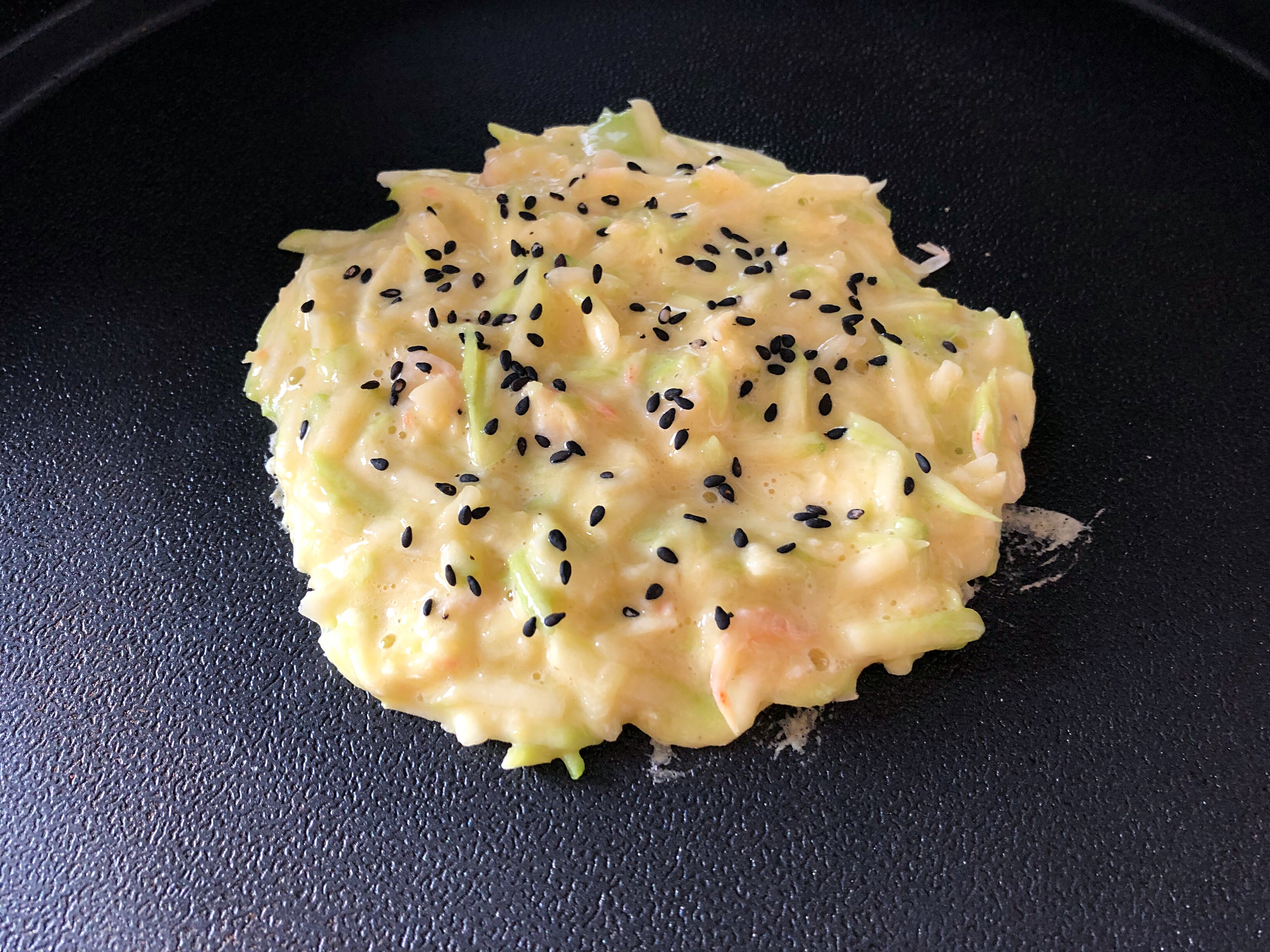 鸡蛋茭瓜虾皮饼的做法 步骤2