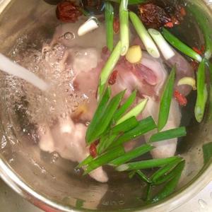 高压锅版香菇鸡汤的做法 步骤4