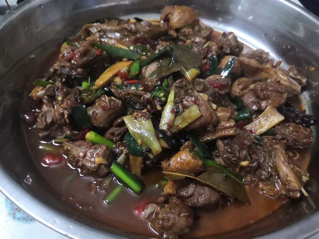 厨师长教你：用土灶烧“乡村啤酒鸭”，味道安逸得不摆了