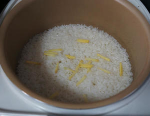 电饭煲也能做出锅巴多多的#腊味煲仔饭#的做法 步骤3