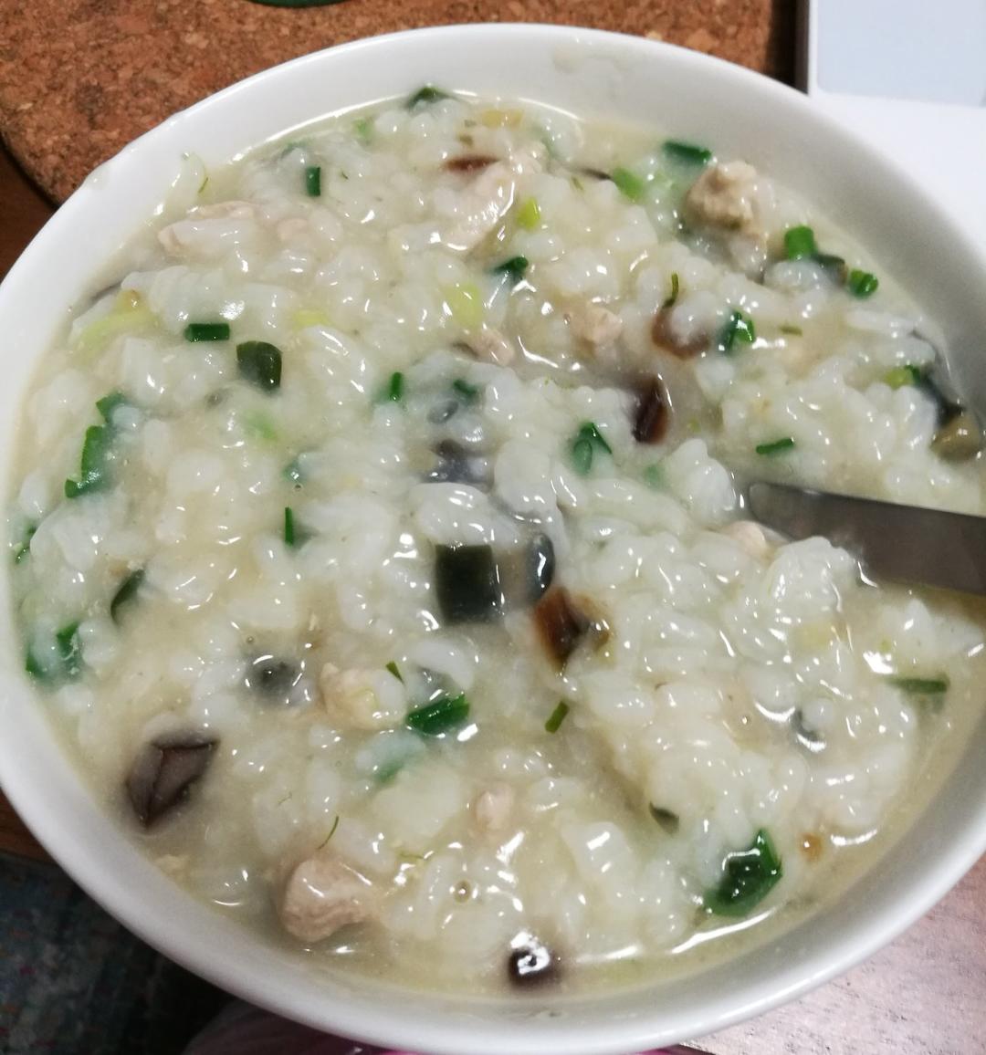 兔美酱小蓝做的皮蛋瘦肉粥