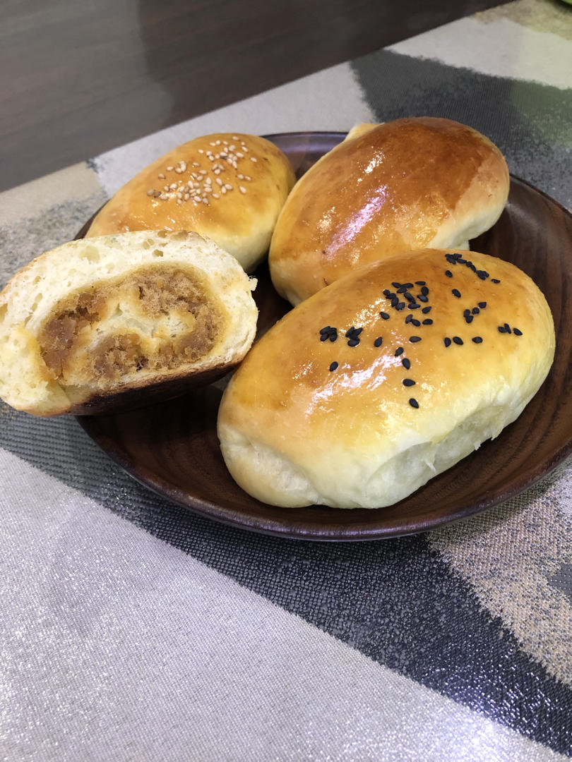 咸蛋黄肉松面包