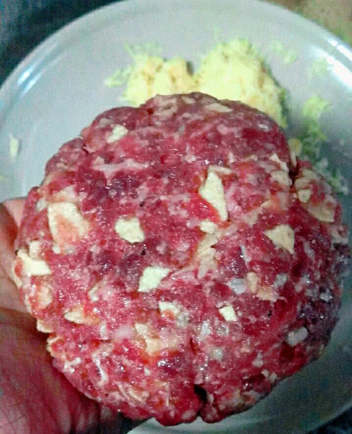 嗳随訫变做的肉多汁的快手汉堡牛肉饼