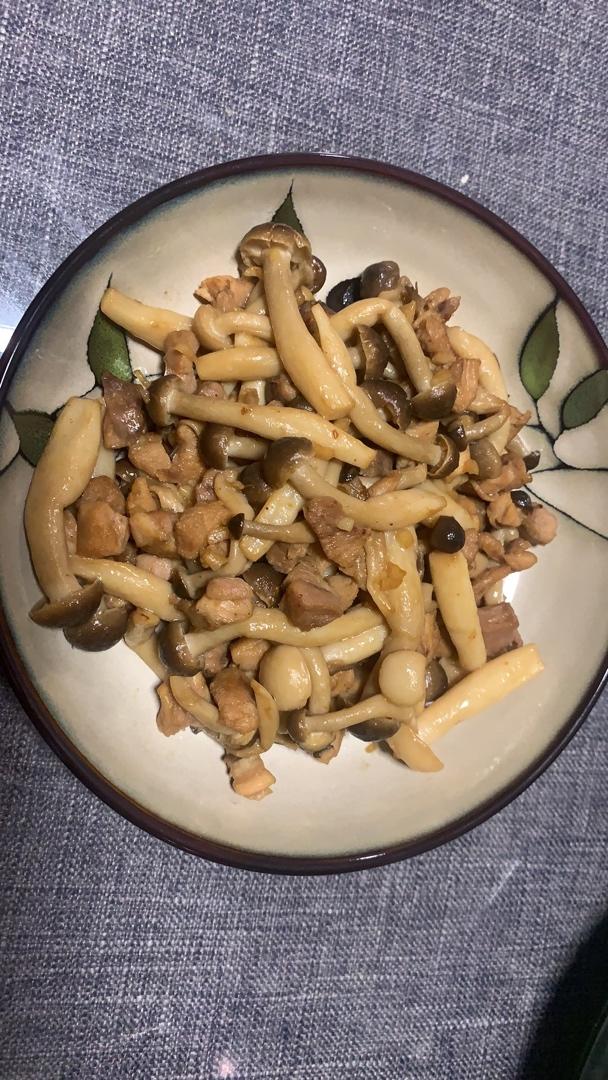爱学习的小酥做的鸡腿肉炒蘑菇