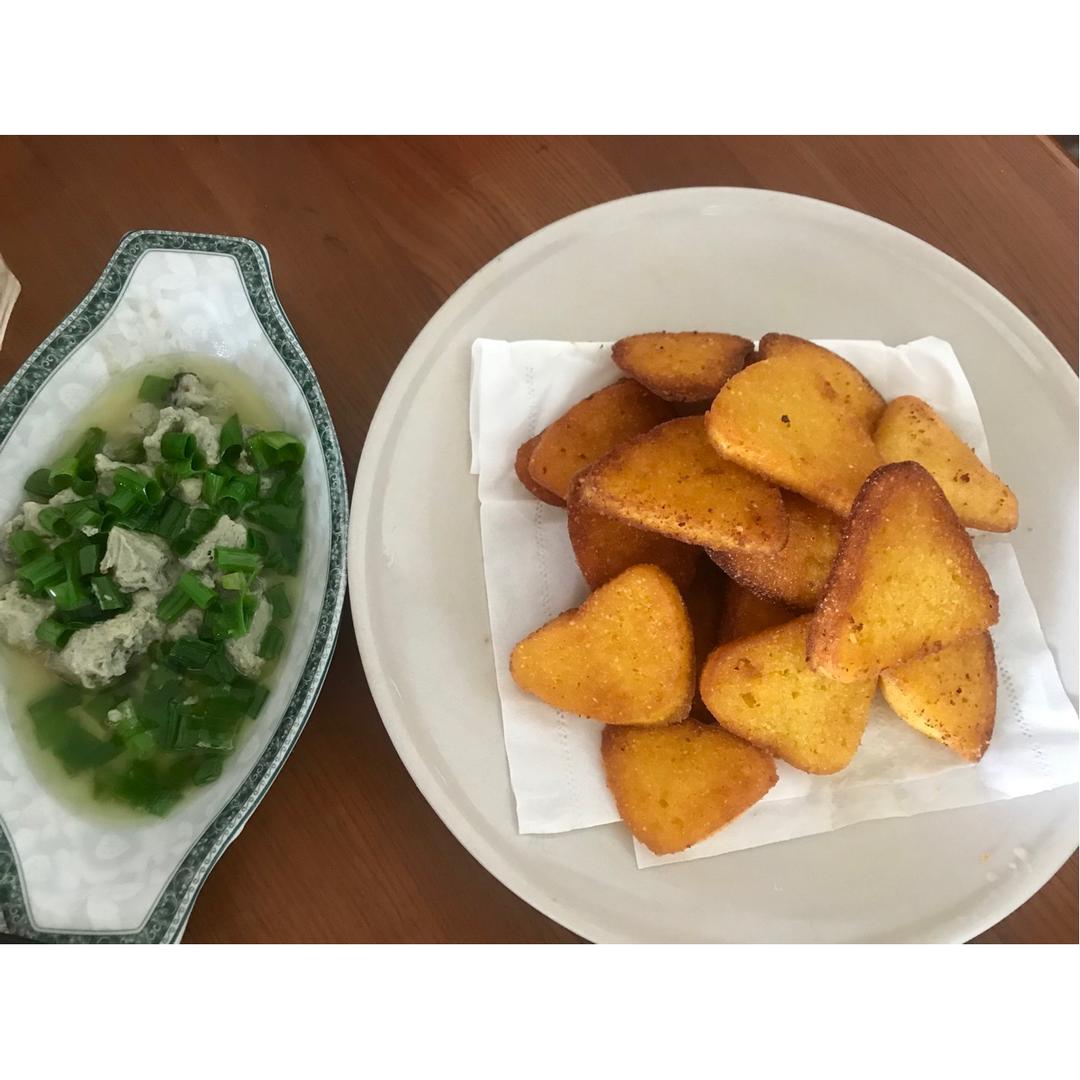 炸窝头片蘸臭豆腐