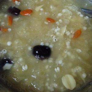 银耳红枣薏米粥的做法 步骤1