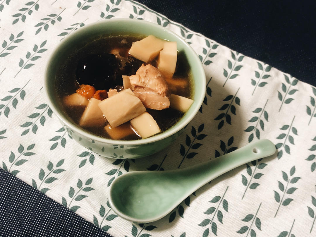 滋补清甜的椰子鸡