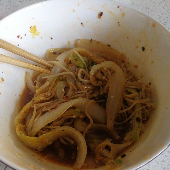 解馋减脂餐！酸辣开胃又下饭的菠菜拌金针菇