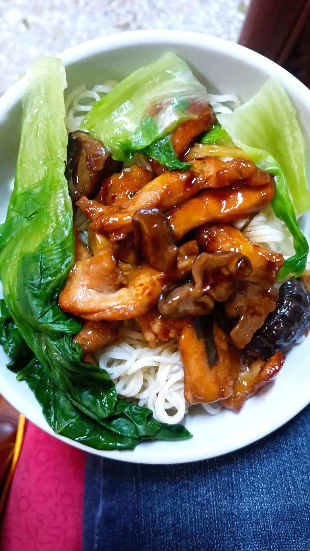 香菇鸡肉面