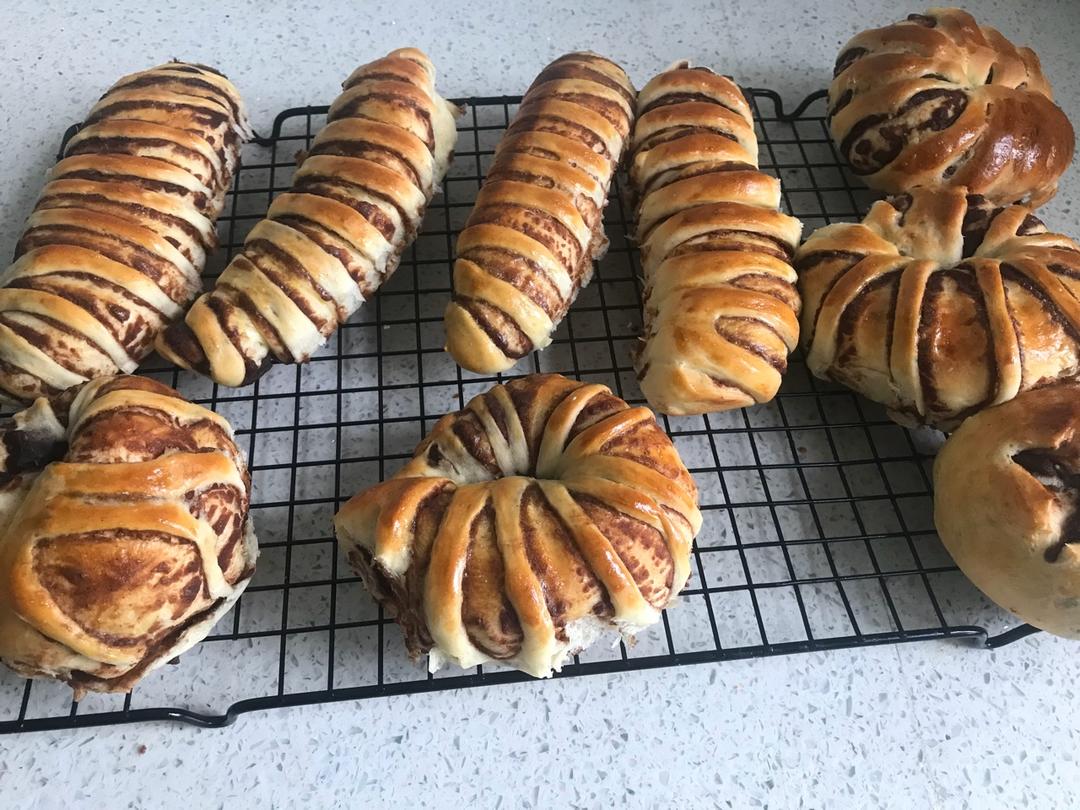 松软可口的红豆沙面包卷