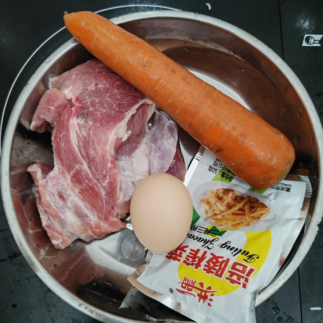 超下饭.胡萝卜榨菜肉饼的做法 步骤1