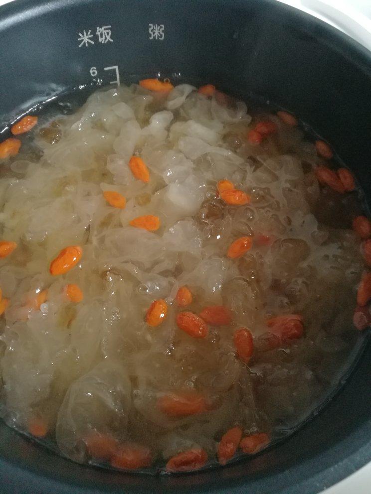 桃胶炖银耳