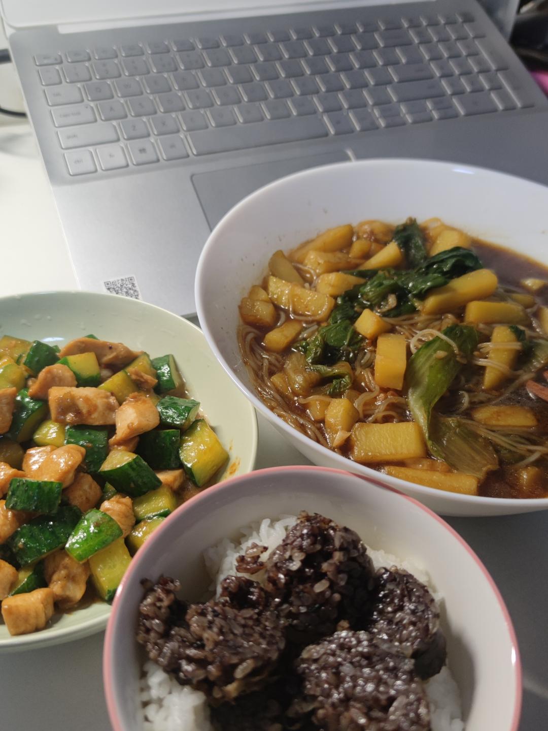小白菜炖土豆条，东北地道家常菜，从小吃到大的味道，绝对错不了