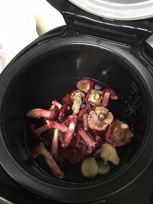 红菇猪心汤的做法 步骤2