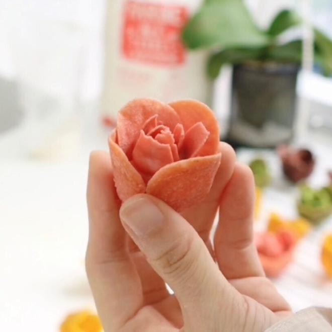 东京大火的郁金香玫瑰曲奇复刻！一朵可以吃的玫瑰花，猫舌饼干＋巧克力奶油霜的做法